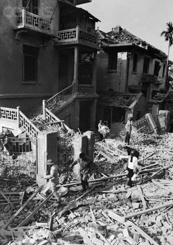 Tìm kiếm người bị nạn tại sân của Đại sứ quán Cuba ở Hà Nội sau trận oanh tạc của máy bay Mỹ năm 1972.